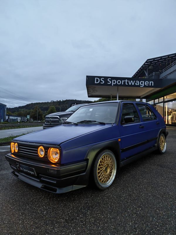 VW Golf 2 in Violett auf goldenen BBS-Felgen