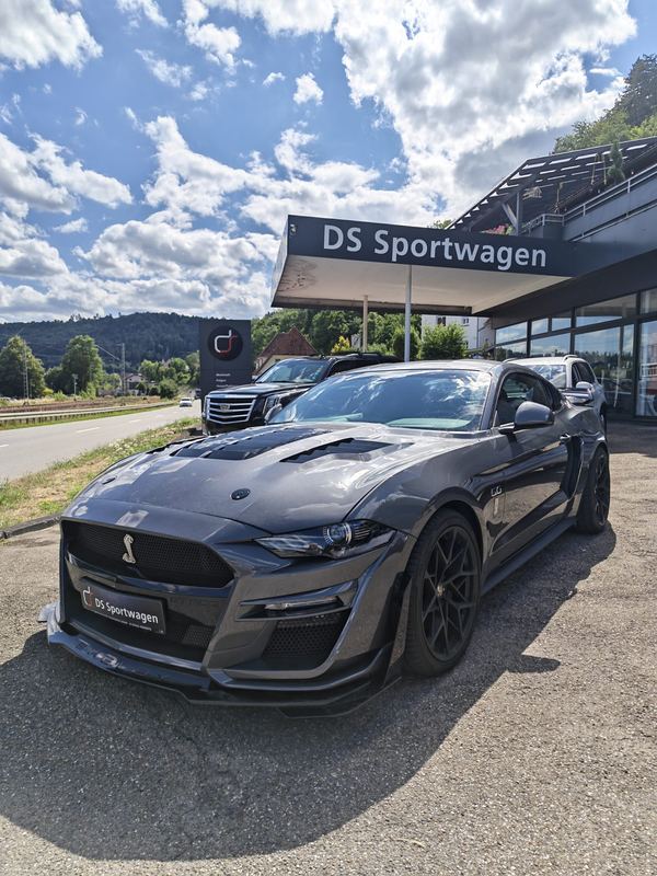Ford Mustang Shelby GT500 in Grau mit Carbonteilen