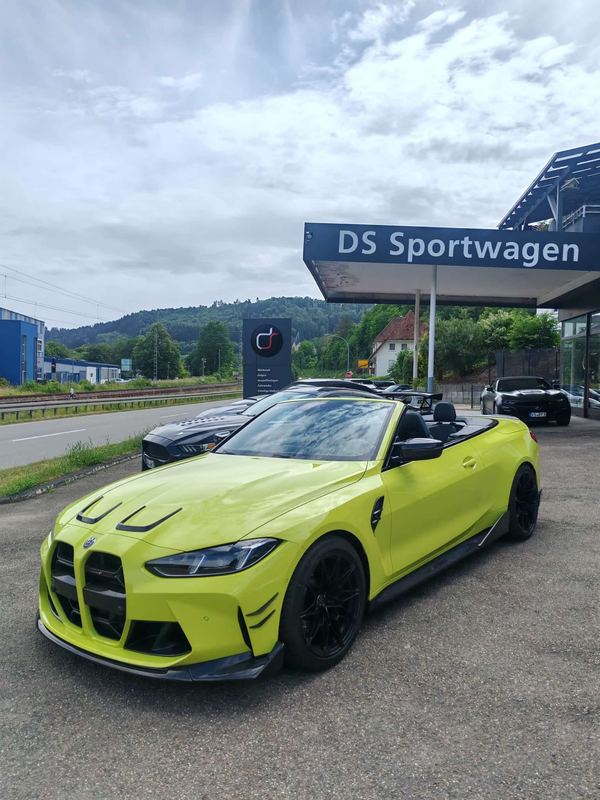 BMW M4 Cabrio in Neongelb mit schwarzen Felgen