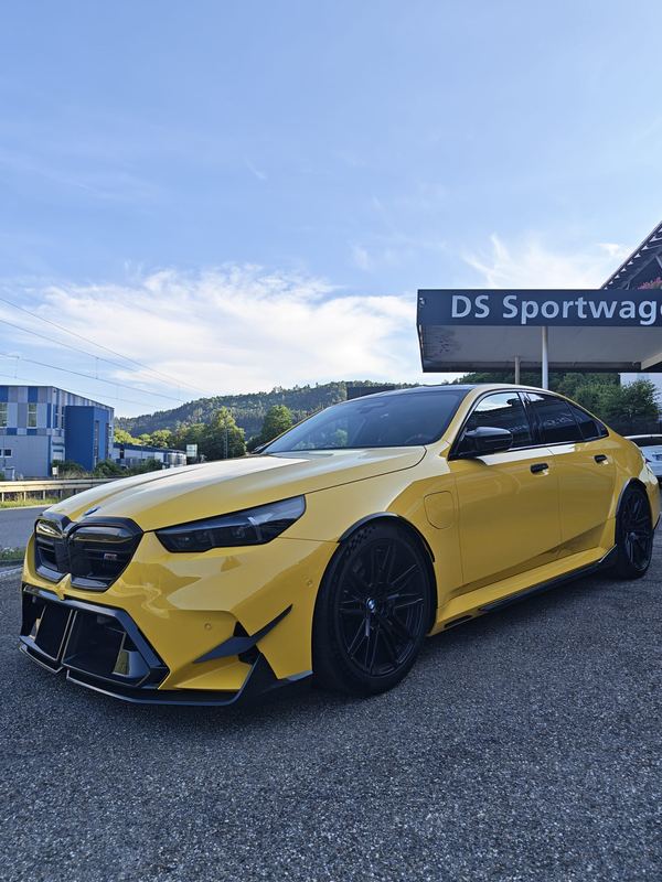 BMW M5 in Gelb mit Frontsplitter und schwarzen Felgen