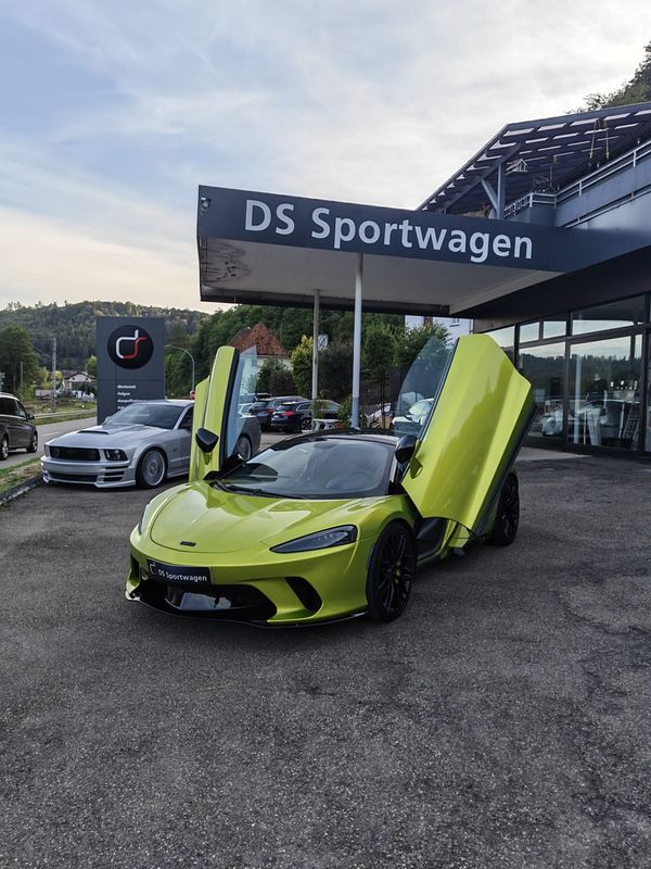 McLaren in Grüngelb mit geöffneten Flügeltüren