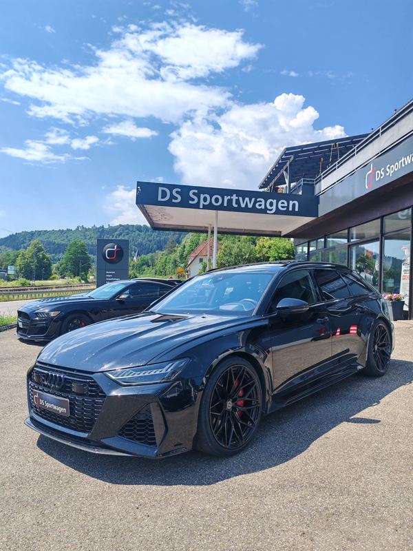 Audi RS6 Avant in Schwarz mit roten Bremssätteln