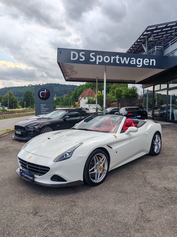 Ferrari California in Weiß mit rotem Interieur