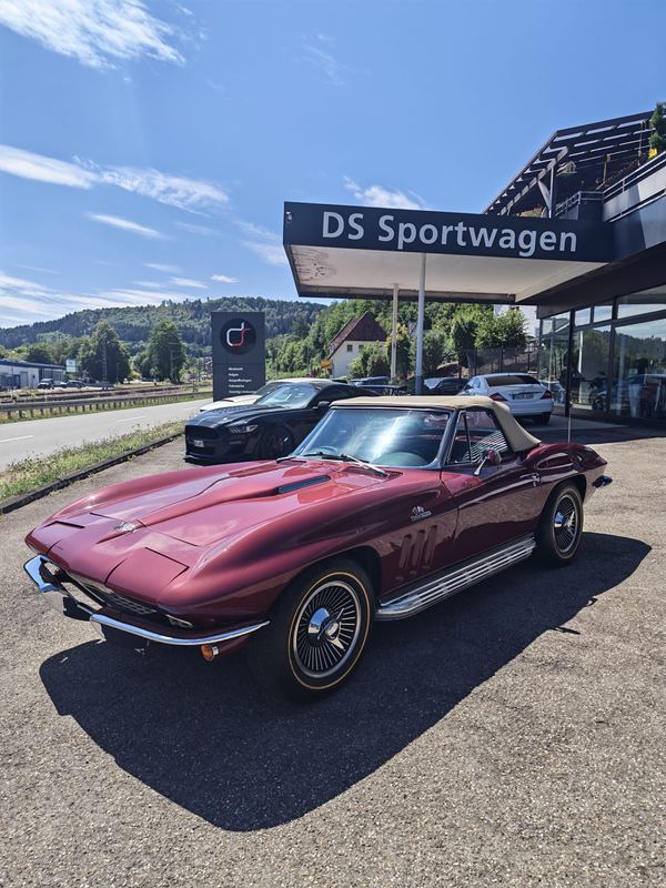 Chevrolet Corvette Sting Ray in Dunkelrot auf Drahtspeichenfelgen
