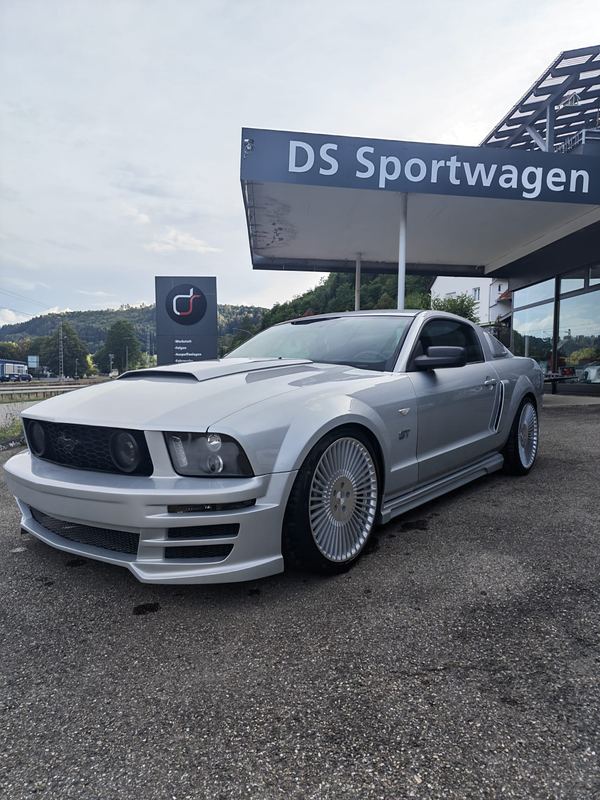 Ford Mustang in Silber auf Drahtspeichenfelgen