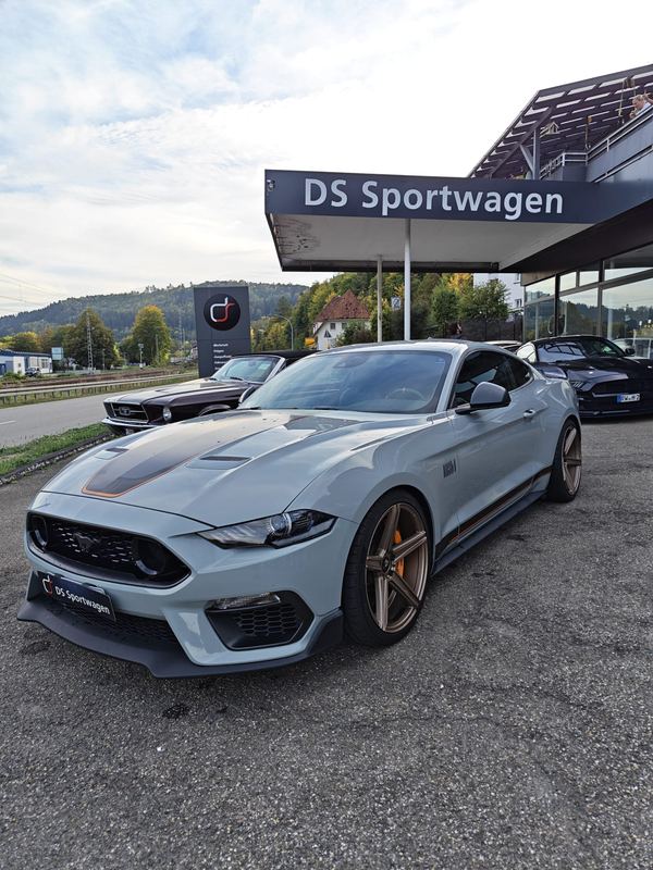 Ford Mustang Mach 1 in Hellgrau auf Bronzefelgen