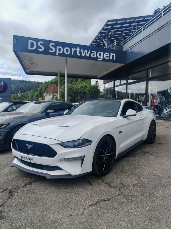 Ford Mustang GT in Weiß mit schwarzen Felgen