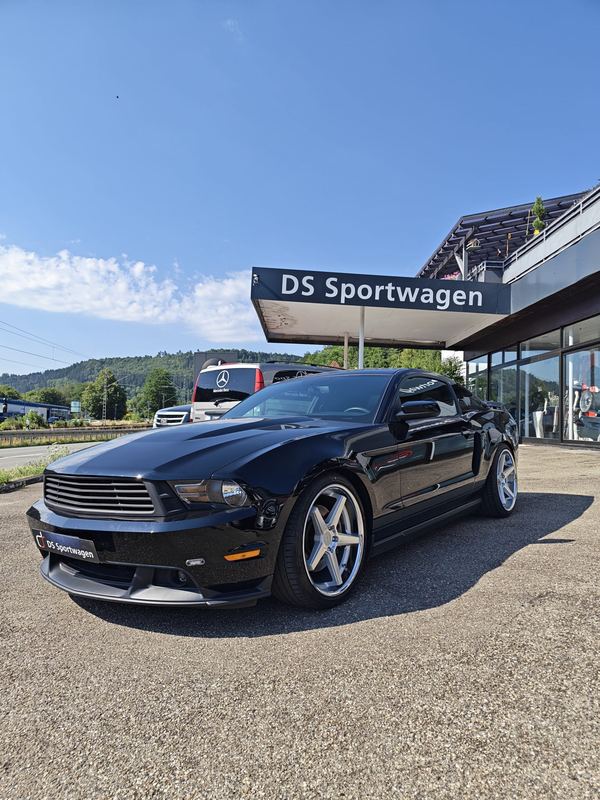 Ford Mustang in Schwarz auf hellen Felgen