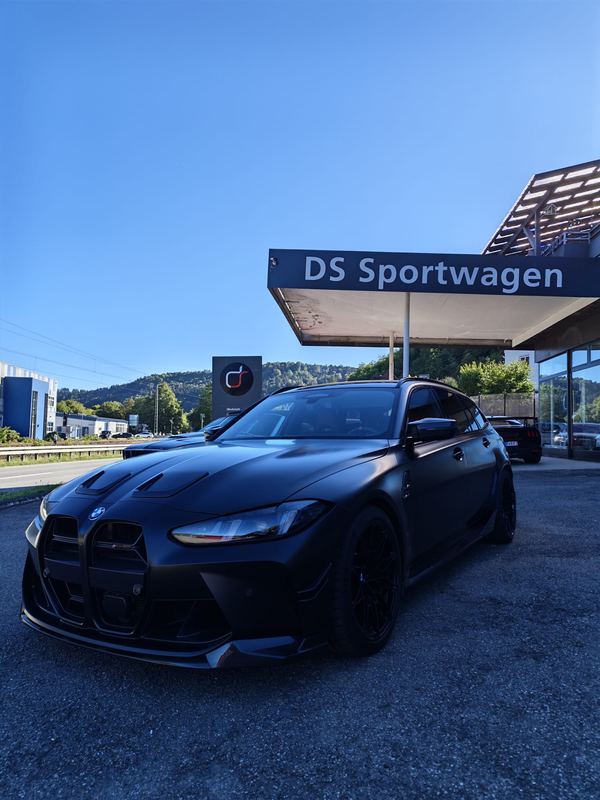 BMW M4 in Schwarz mit Frontsplitter