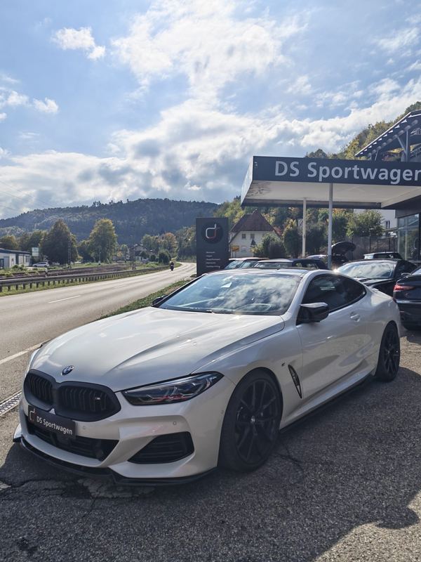 BMW 8er Gran Coupé in Weiß, tiefergelegt