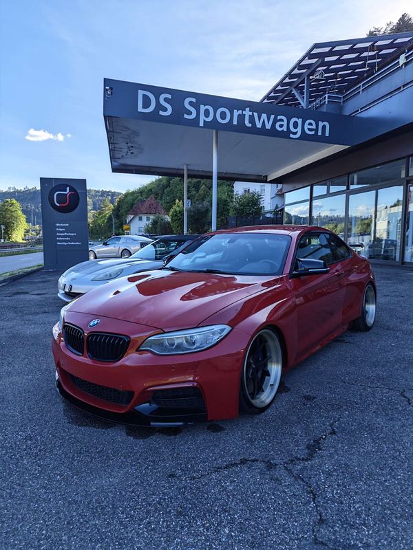 BMW 2er Coupé in Rot auf hellen Felgen