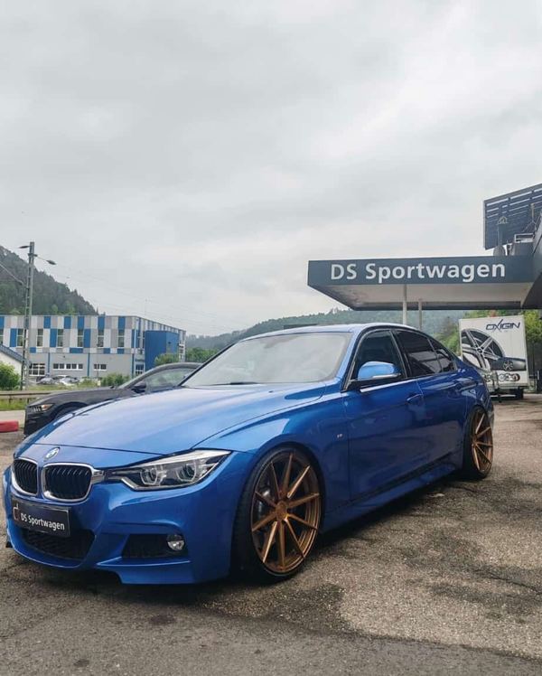 BMW 3er in Blau auf Bronzefelgen