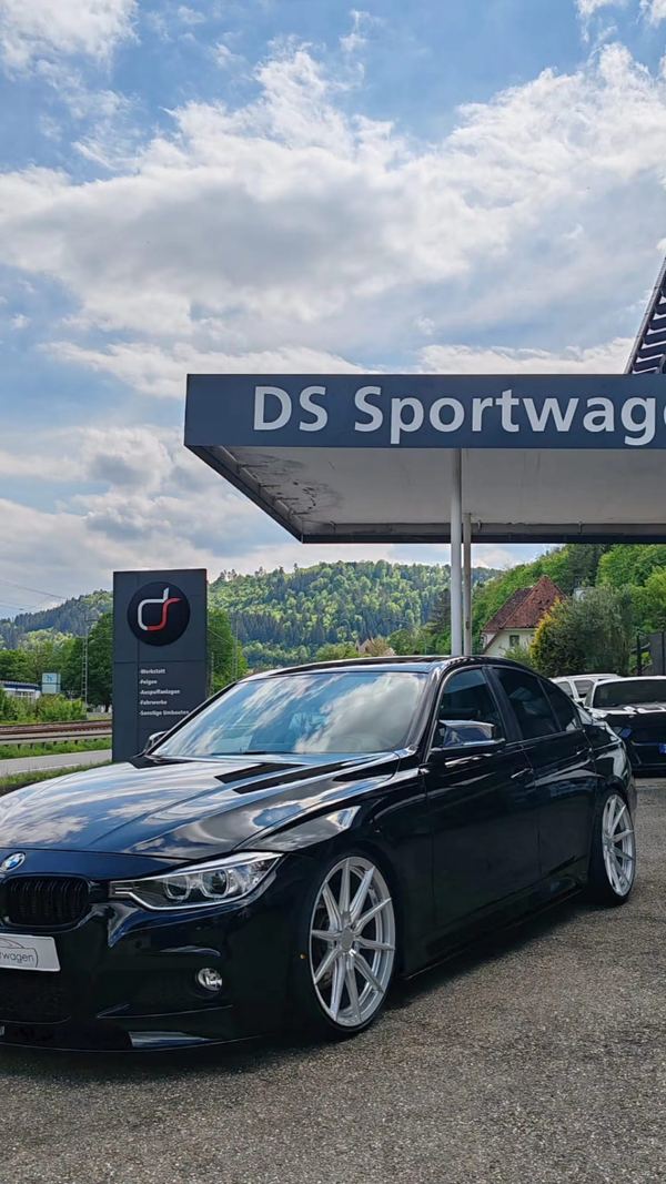 BMW 3er in Schwarz, tiefergelegt