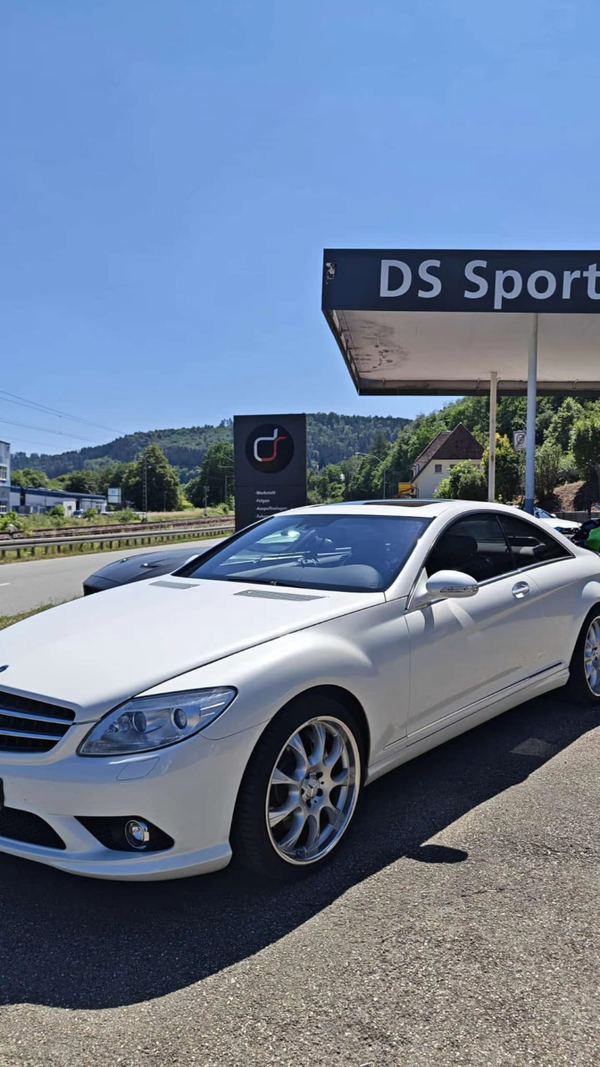 Mercedes CL in Weiß auf AMG-Felgen